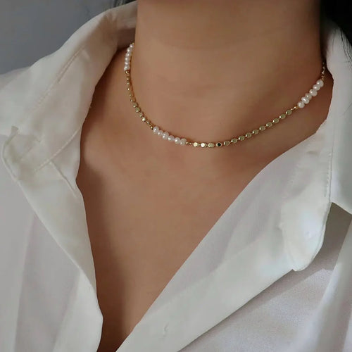 Detail of the alternating pearl sections and polished gold links