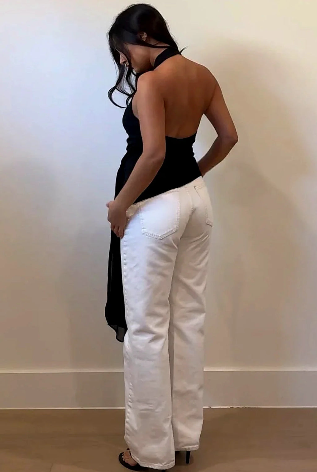 Close view of the adjustable tie at the side seam