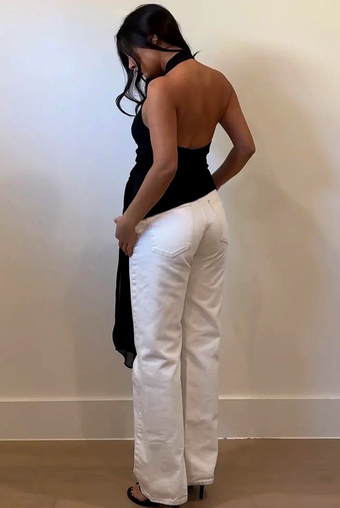 Close view of the adjustable tie at the side seam