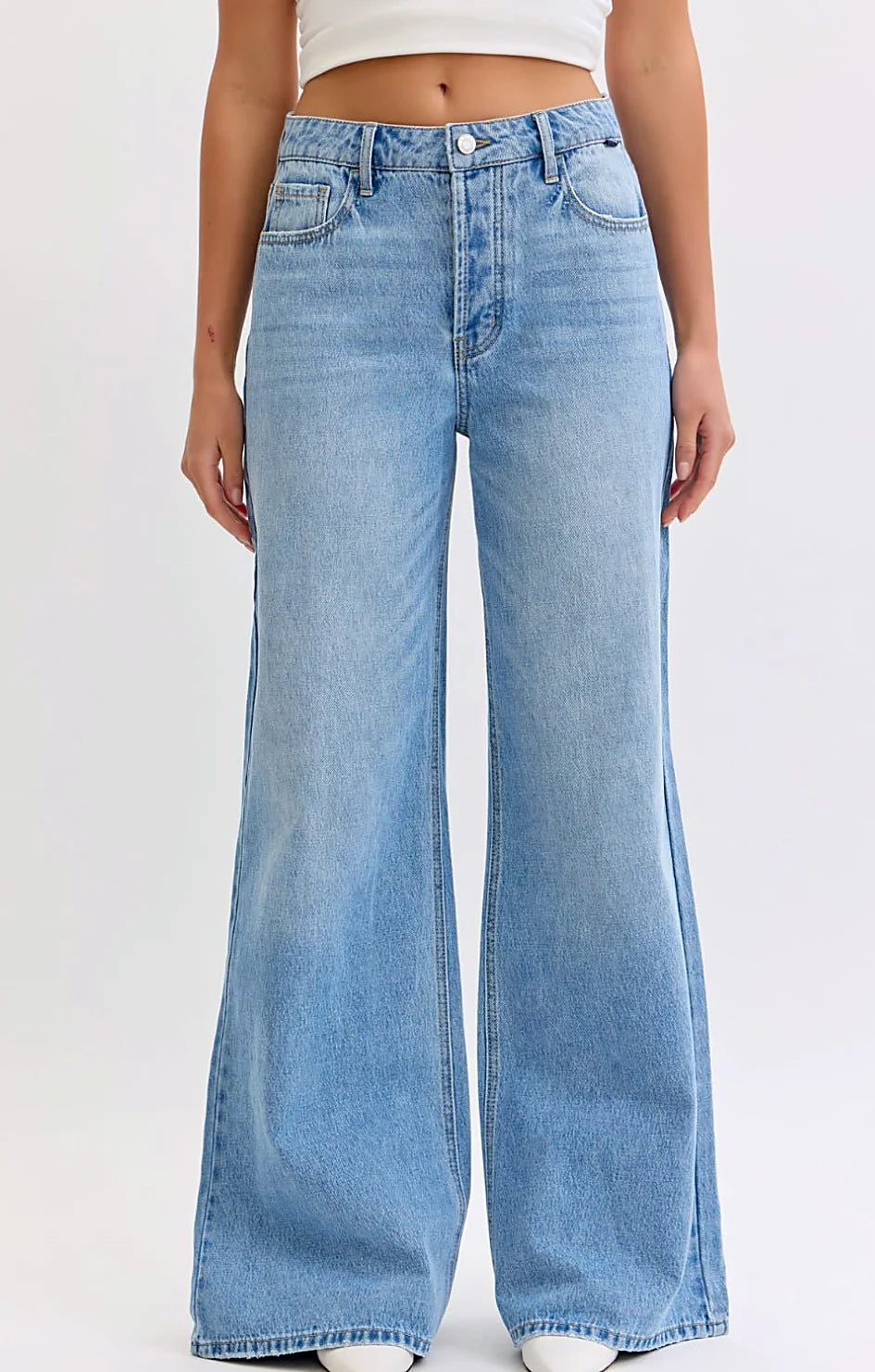 Light denim jeans with a high rise and a wide leg